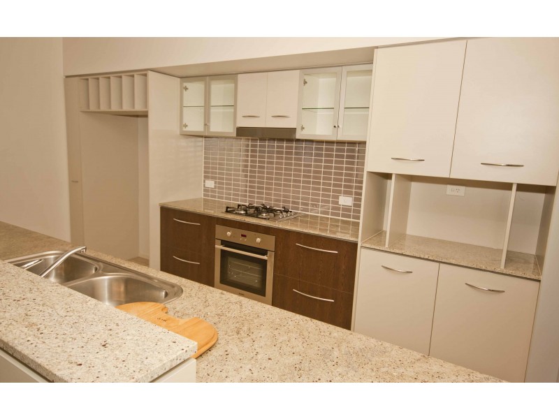 8 Greenway Circuit, Mount Ommaney QLD 4074