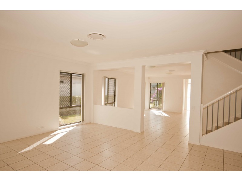 8 Greenway Circuit, Mount Ommaney QLD 4074