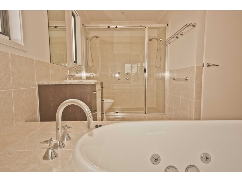 8 Greenway Circuit, Mount Ommaney QLD 4074