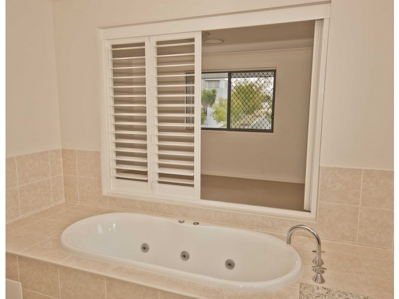 8 Greenway Circuit, Mount Ommaney QLD 4074