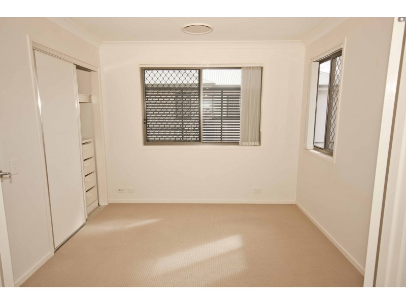 8 Greenway Circuit, Mount Ommaney QLD 4074