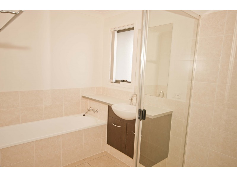 8 Greenway Circuit, Mount Ommaney QLD 4074