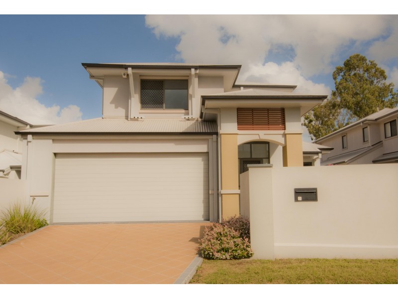 8 Greenway Circuit, Mount Ommaney QLD 4074
