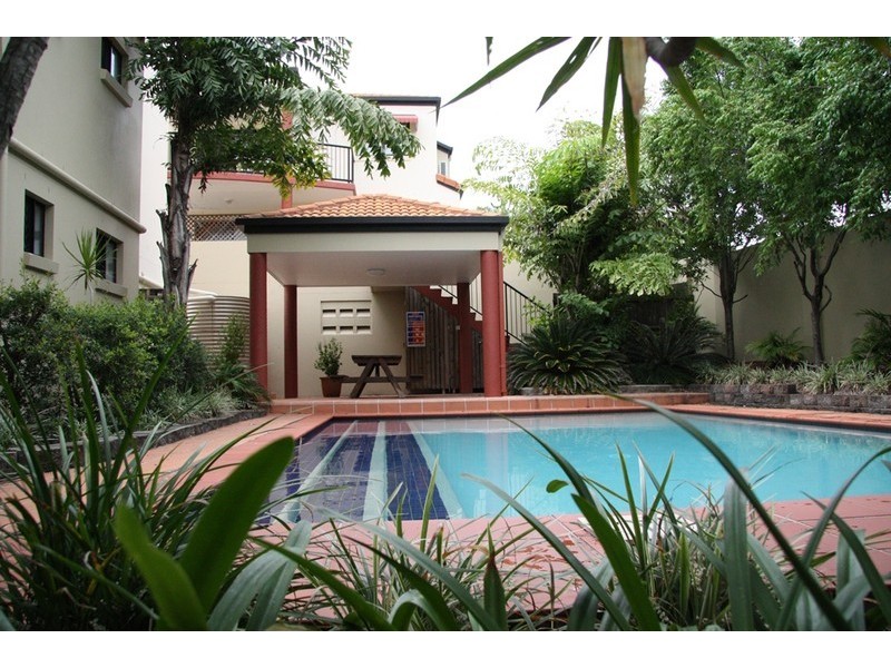 15 Dansie Street, Greenslopes QLD 4120