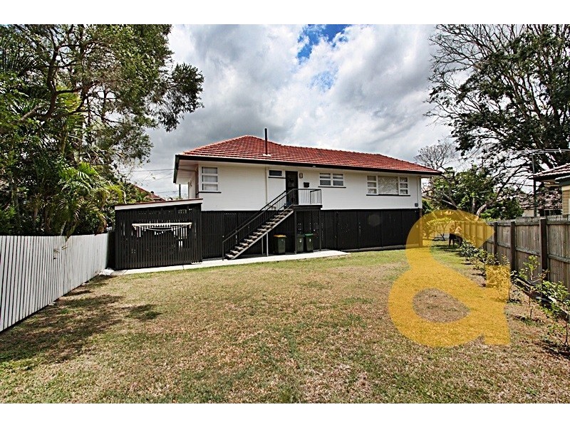 32 Newcastle Street, Fairfield QLD 4103