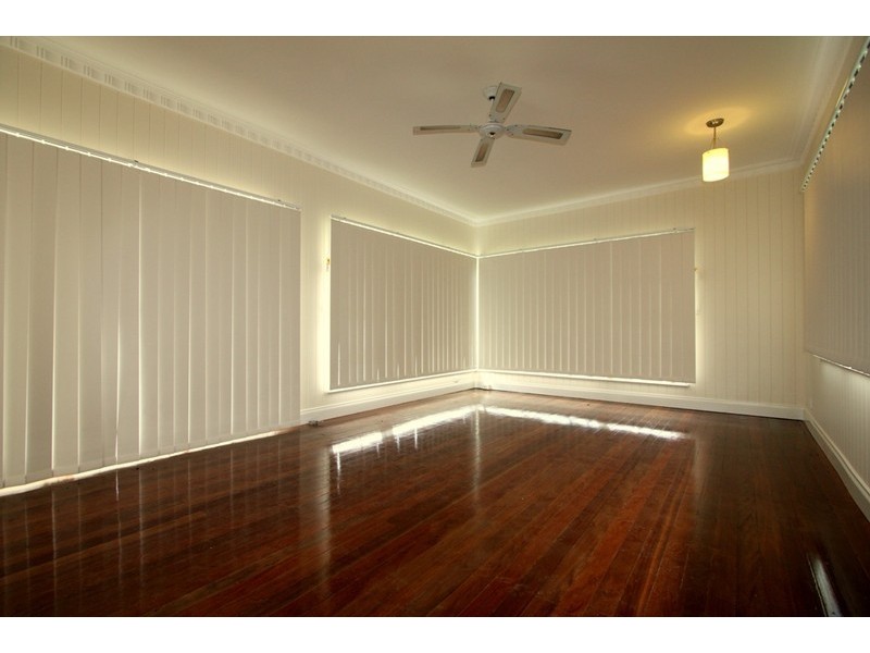 32 Newcastle Street, Fairfield QLD 4103