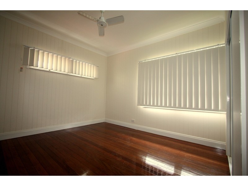 32 Newcastle Street, Fairfield QLD 4103