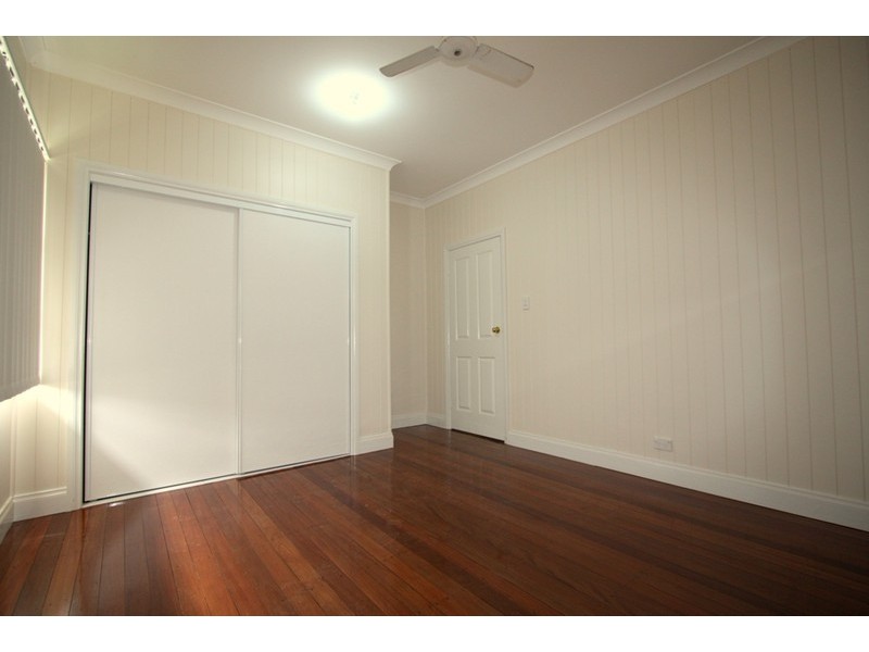 32 Newcastle Street, Fairfield QLD 4103