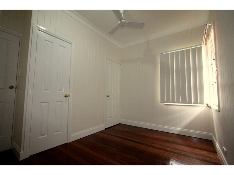 32 Newcastle Street, Fairfield QLD 4103