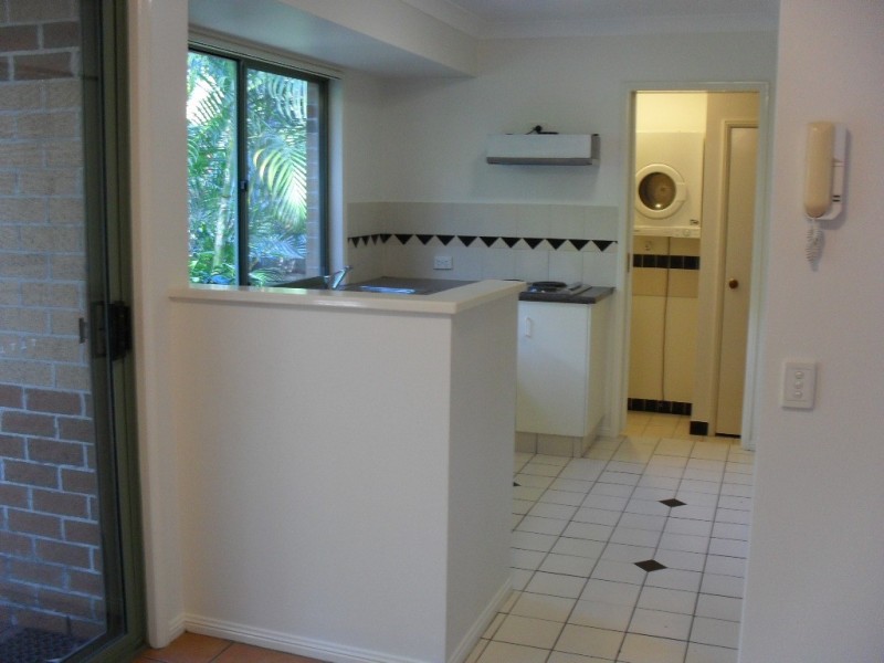 18 BATCHWORTH RD, Molendinar QLD 4214