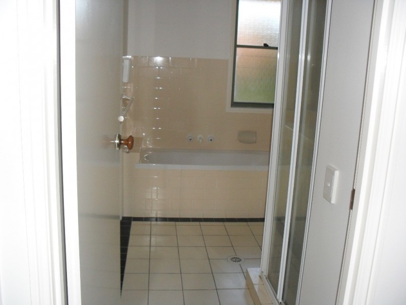 18 BATCHWORTH RD, Molendinar QLD 4214