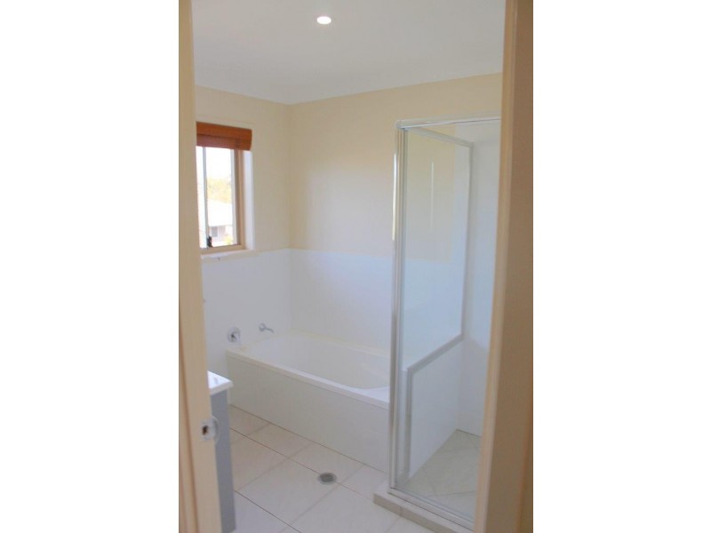 SLUG/582 Manly Road, Wakerley QLD 4154