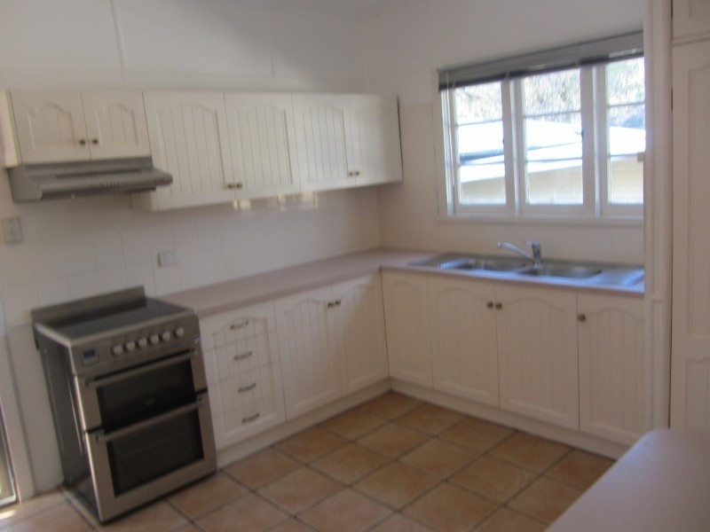 21 Burns Parade, Chapel Hill QLD 4069