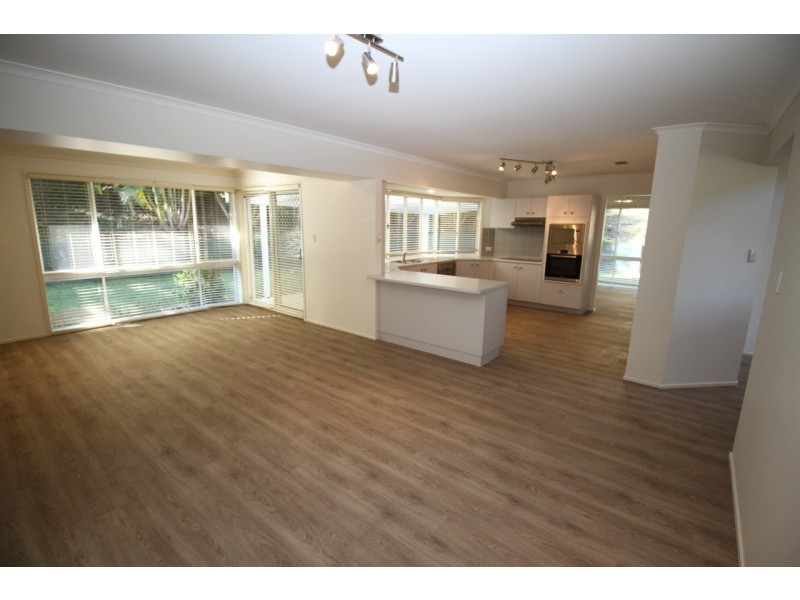 2 Red Gum Cres, Wakerley QLD 4154