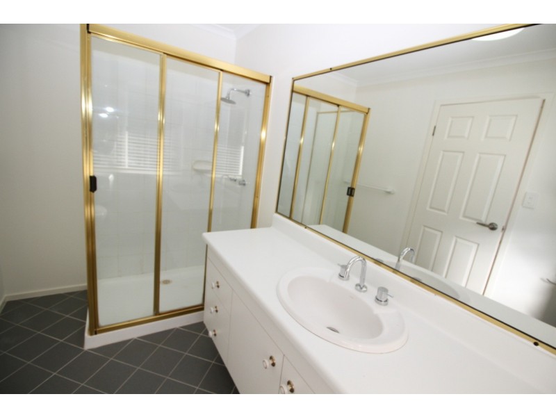 2 Red Gum Cres, Wakerley QLD 4154