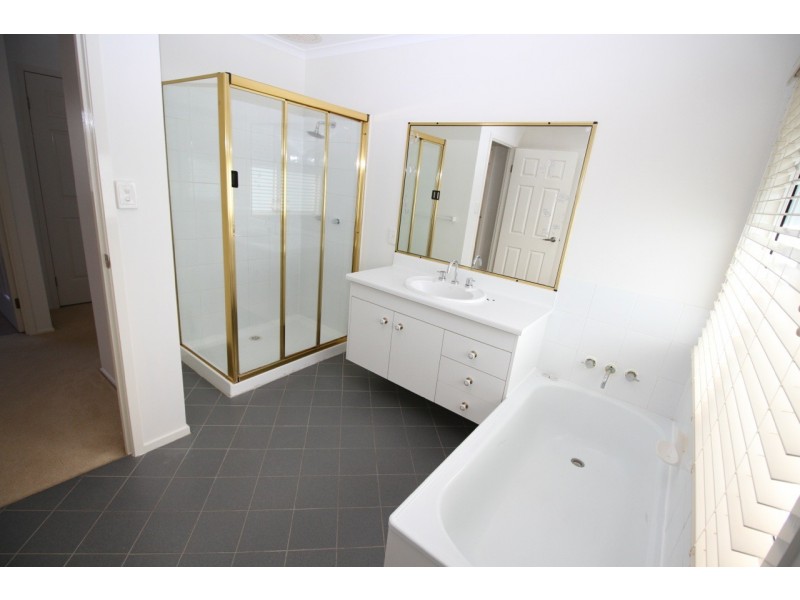 2 Red Gum Cres, Wakerley QLD 4154