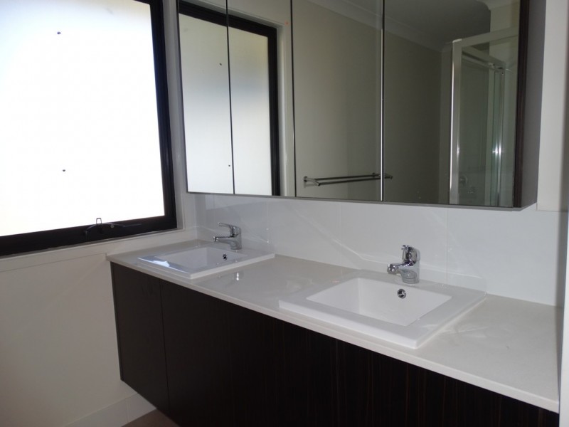 14 Lincoln Parade, Springfield Lakes QLD 4300