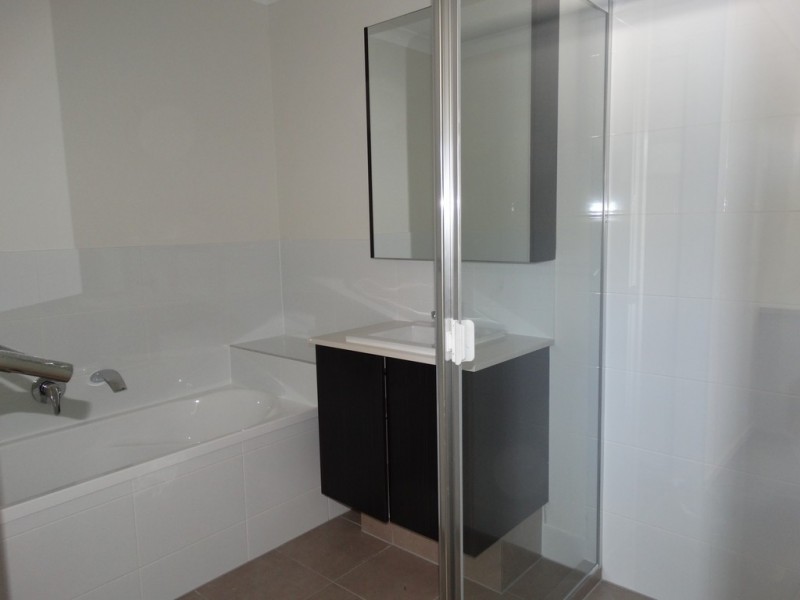 14D Lincoln Parade, Springfield Lakes QLD 4300