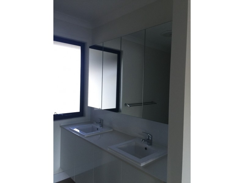 16 Lincoln Parade, Springfield Lakes QLD 4300