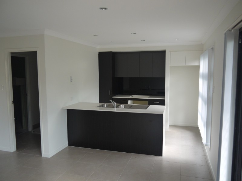 4/14 Lincoln Parade, Springfield Lakes QLD 4300