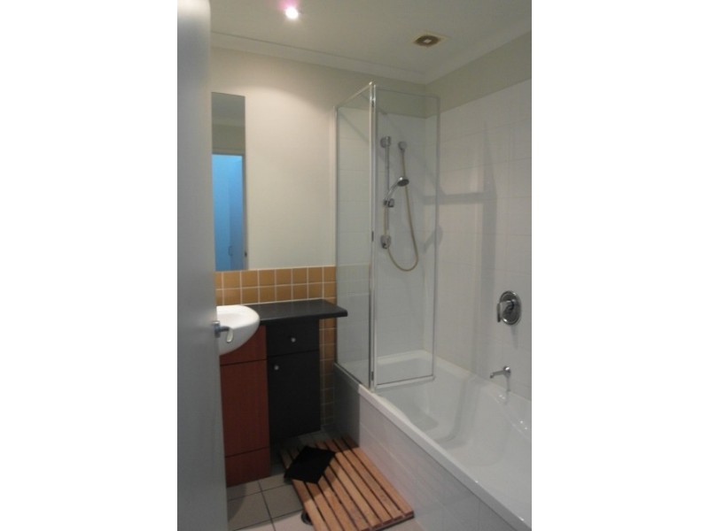 54 -e Vernon Tce, Teneriffe QLD 4005