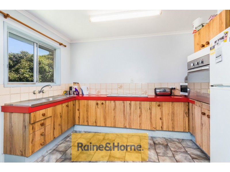 8 Grace St, Beachmere QLD 4510