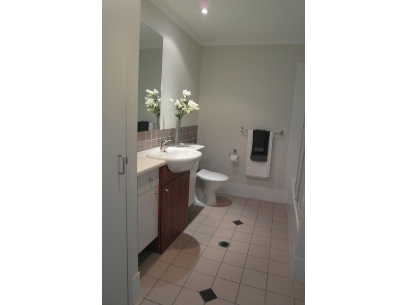 54 -i- Vernon Tce, Teneriffe QLD 4005