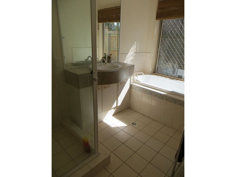 6 Bond Place, Carindale QLD 4152