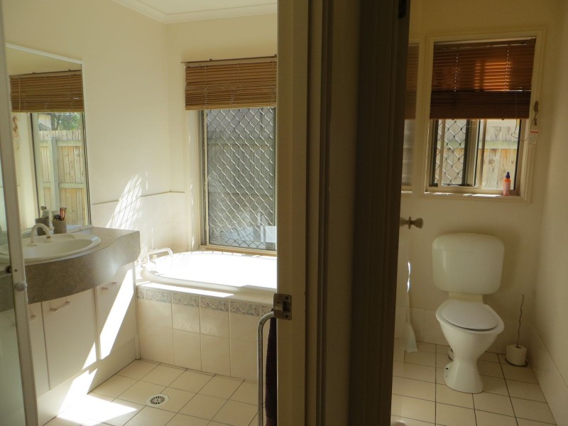 6 Bond Place, Carindale QLD 4152