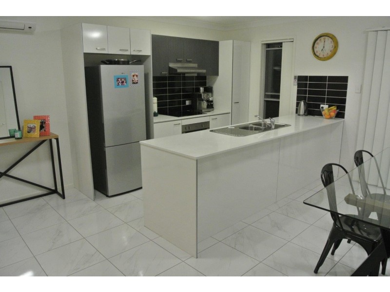 22/1 Gumview St, Albany Creek QLD 4035