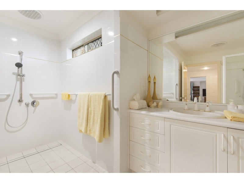 2 Cowell Street, Carindale QLD 4152