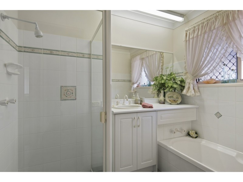 2 Cowell Street, Carindale QLD 4152