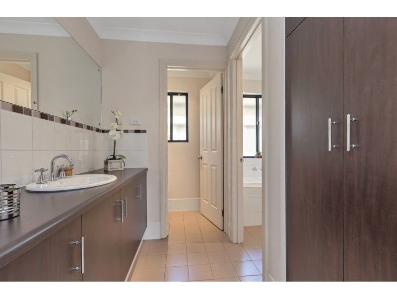 18 Amberwell Tce, Burton SA 5110