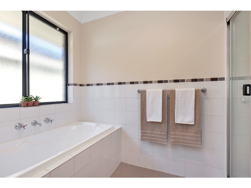 18 Amberwell Tce, Burton SA 5110