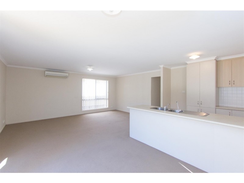 8 Kari Crescent, Huntfield Heights SA 5163