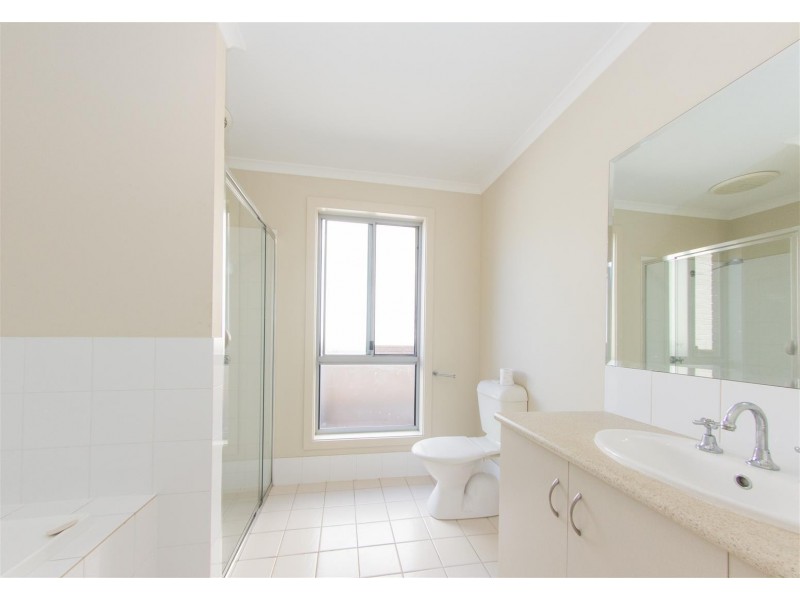 8 Kari Crescent, Huntfield Heights SA 5163