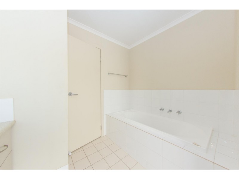 8 Kari Crescent, Huntfield Heights SA 5163