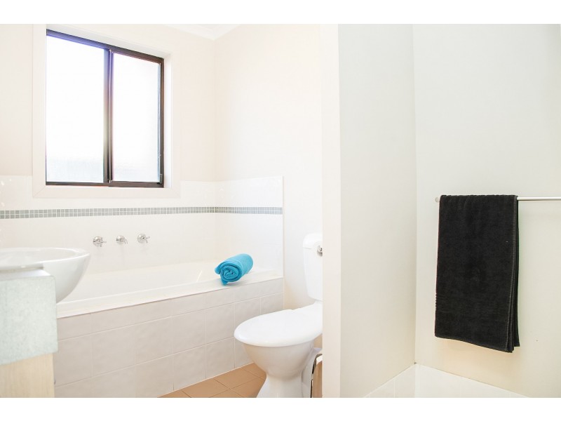 32 WATTLEBIRD DR, Burton SA 5110