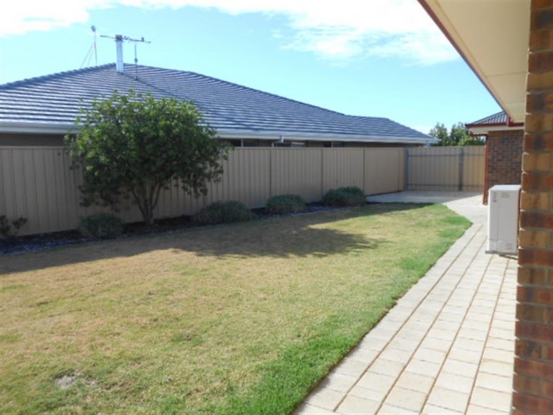 11 Halcyon Cct, Aldinga Beach SA 5173