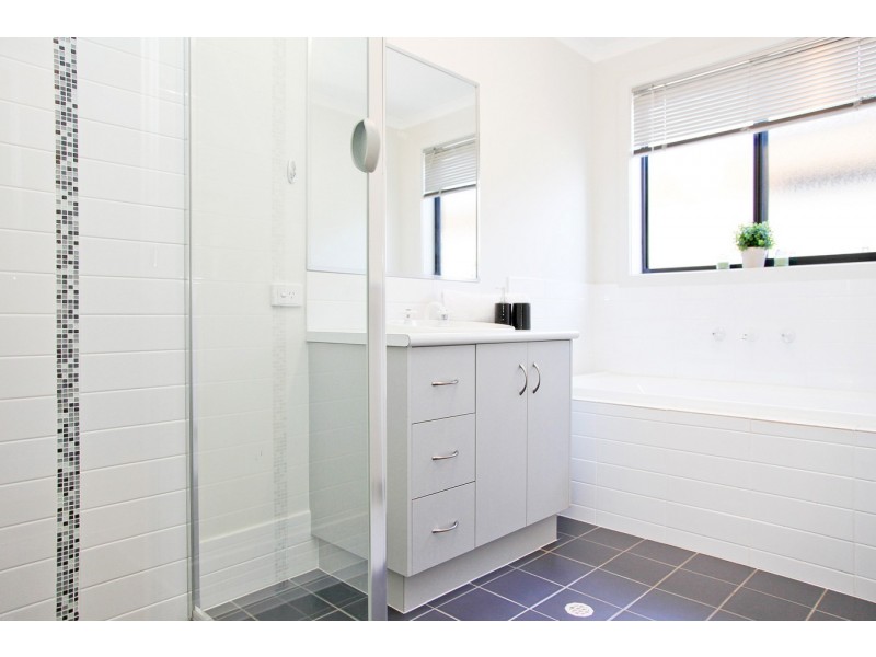 2 SITTELLA AVE, Burton SA 5110