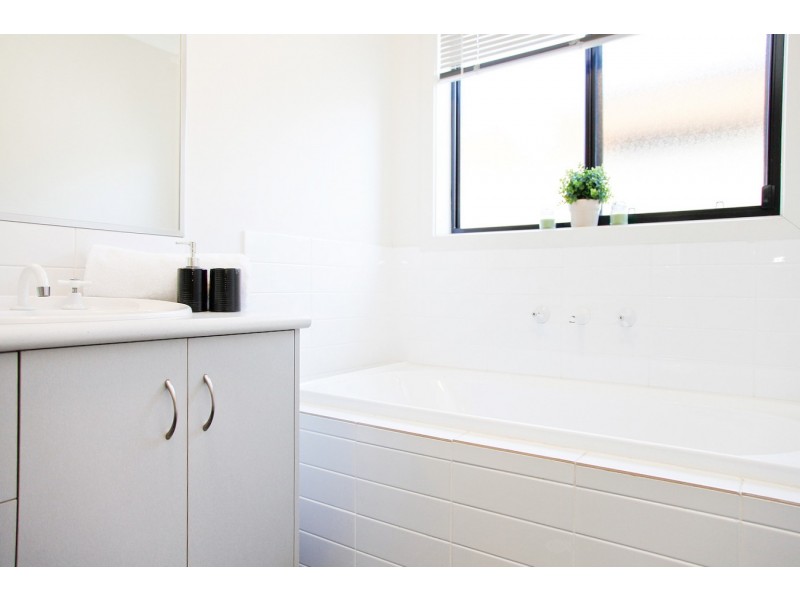 2 SITTELLA AVE, Burton SA 5110