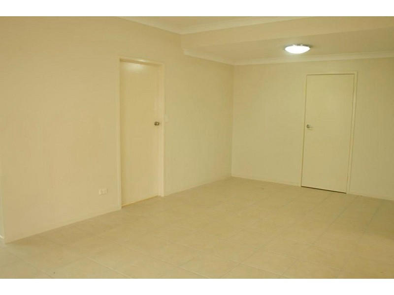 2/33 Law St South, Redbank QLD 4301