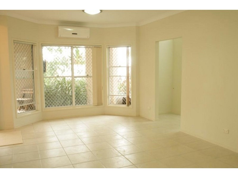 2/33 Law St South, Redbank QLD 4301