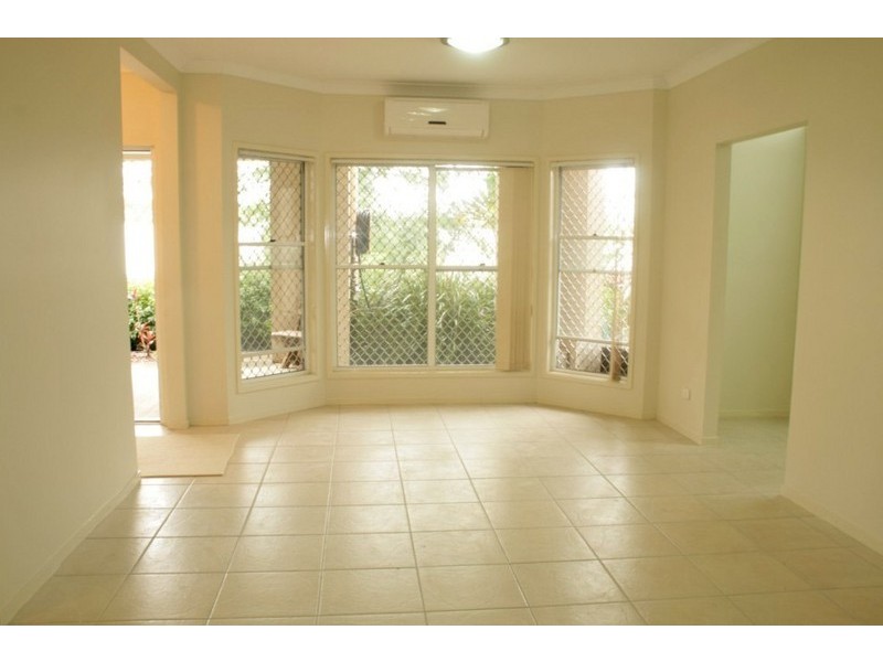 2/33 Law St South, Redbank QLD 4301