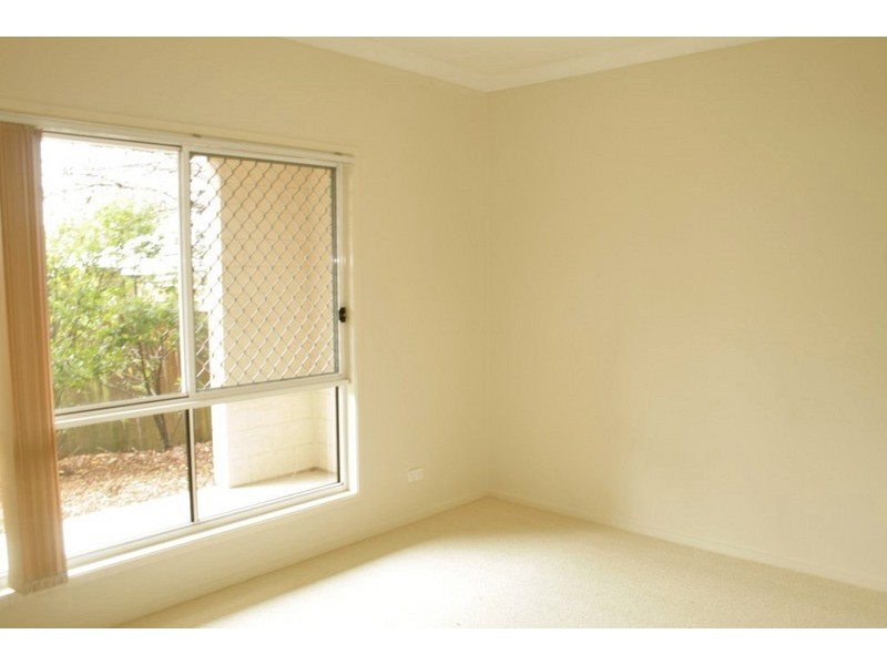 2/33 Law St South, Redbank QLD 4301