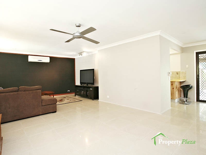 15 Bursaria Cr, Crestmead QLD 4132