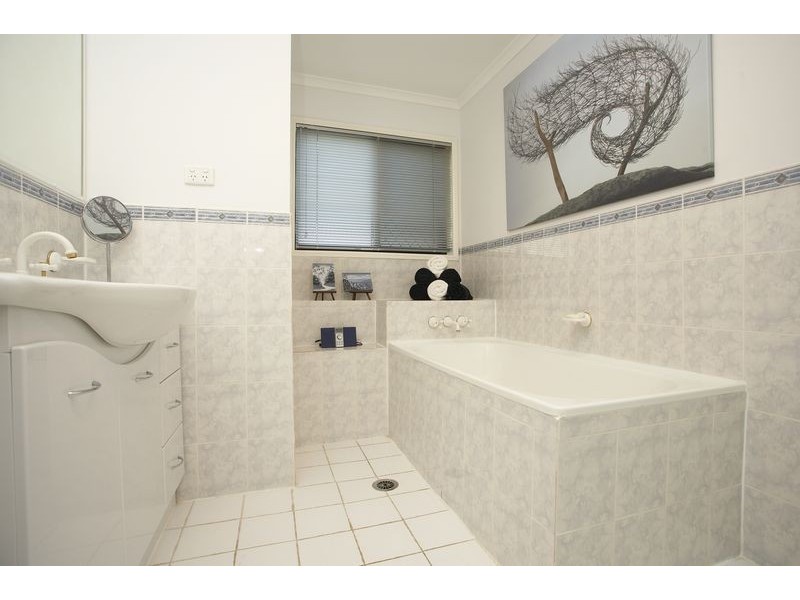 24 Standford Place, Regents Park QLD 4118