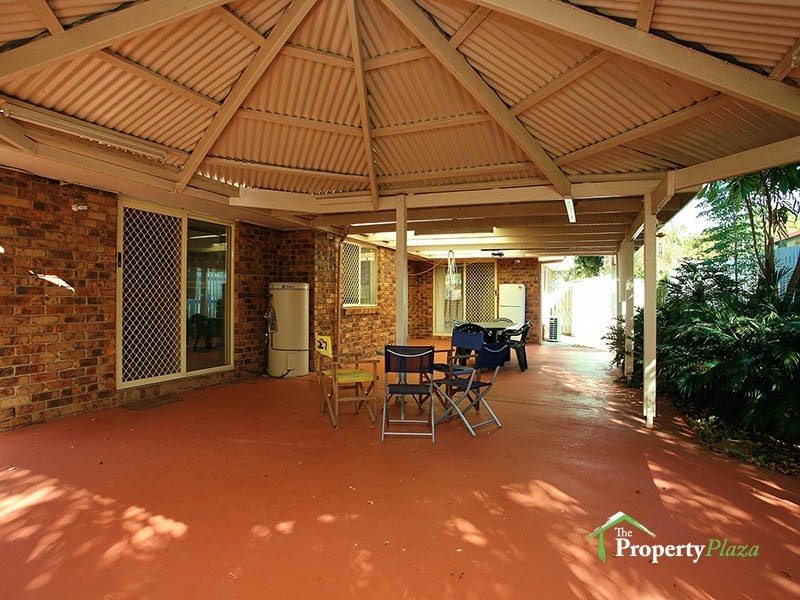 2 Helmet Ct, Hillcrest QLD 4118