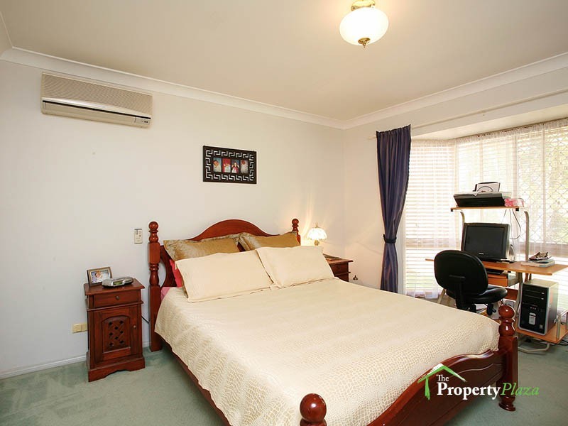 2 Helmet Ct, Hillcrest QLD 4118