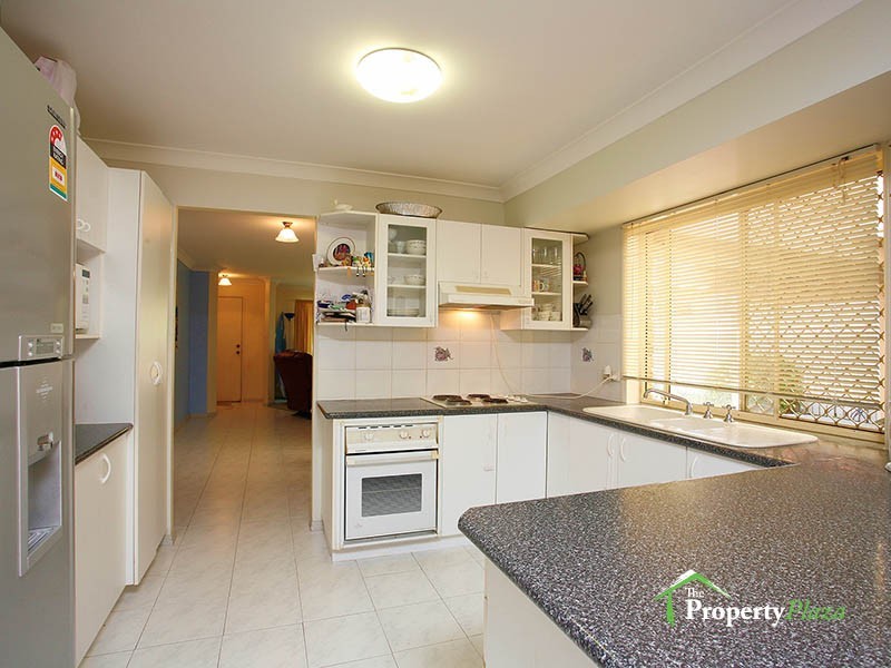 2 Helmet Ct, Hillcrest QLD 4118